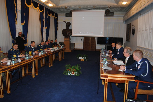 Aspect din timpul intalnirii oficiale cu generalul  Frank Gorenc-  foto Catalin Ovreiu