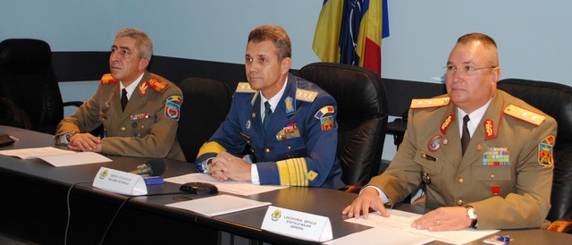 Aspect din timpul videoteleconferintei cu teatrele de operatii - foto Catalin Ovreiu 