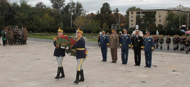 Aspect din timpul ceremoniei militare de la Monumentul Eroilor din cel De-al Doilea Razboi Mondial - foto Eugen Mihai