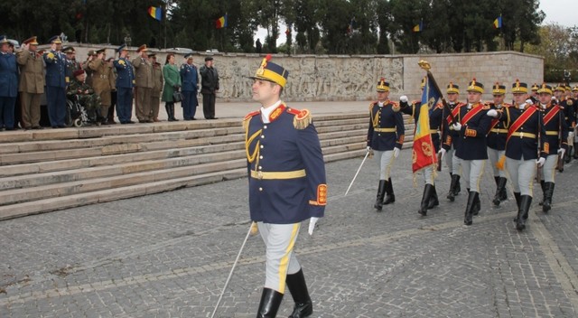 Aspect din timpul ceremoniei militare de la Monumentul Eroilor din cel De-al Doilea Razboi Mondial - foto Eugen Mihai