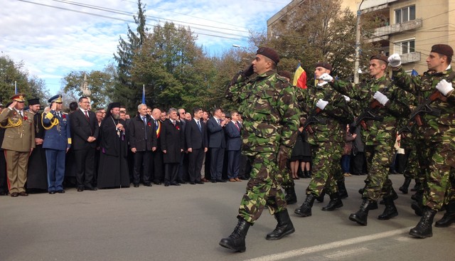 Aspect din timpul ceremoniei militare de la Satu Mare - foto Madalina Ilinca