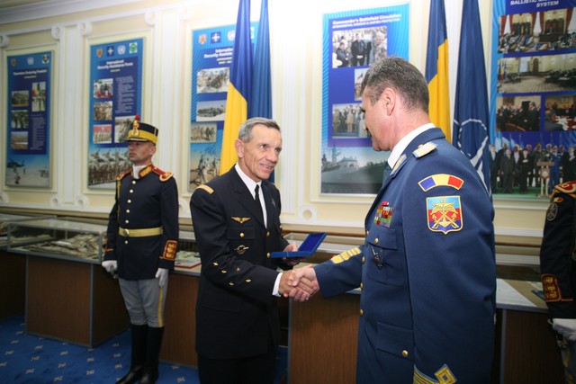 Comandantul Comandamentului Aliat pentru Transformare, general Jean Paul Palomeros, a primit Emblema de Onoare a Statului Major General - foto Petrica Mihalache