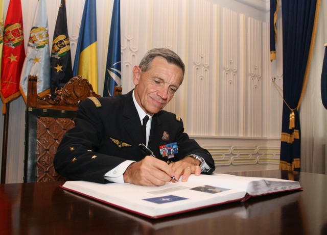 Comandantul Comandamentului Aliat pentru Transformare, general Jean Paul Palomeros, semneaza in Cartea de Onoare a SMG - foto Petrica Mihalache
