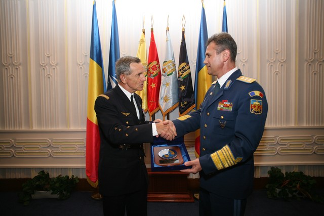 Schimb de cadouri simbolice - Foto Petrica Mihalache