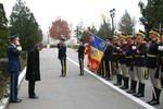 Aspect din timpul ceremoniei de decorare a drapelului de lupta a SMG - foto Valentin Ciobarca
