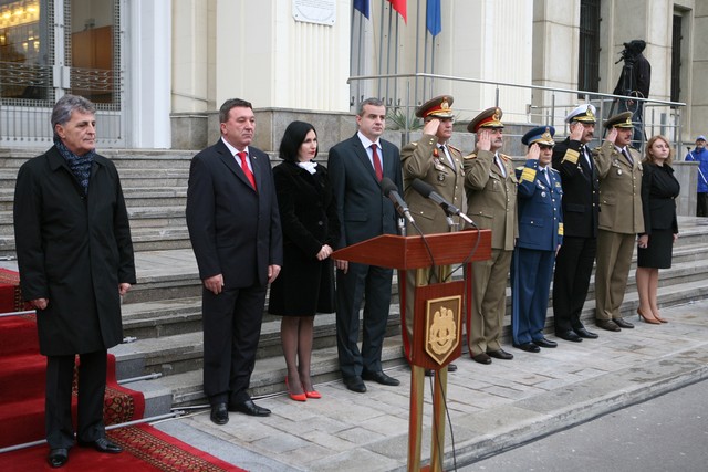 Aspect din timpul ceremoniei de decorare a drapelului de lupta a SMG - foto Valentin Ciobarca