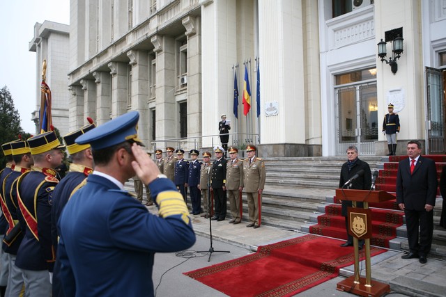 Aspect din timpul ceremoniei de decorare a drapelului de lupta a SMG - foto Valentin Ciobarca