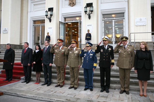 Aspect din timpul ceremoniei de decorare a drapelului de lupta a SMG - foto Valentin Ciobarca