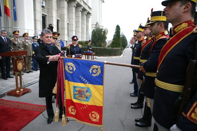 Aspect din timpul ceremoniei de decorare a drapelului de lupta a SMG - foto Valentin Ciobarca