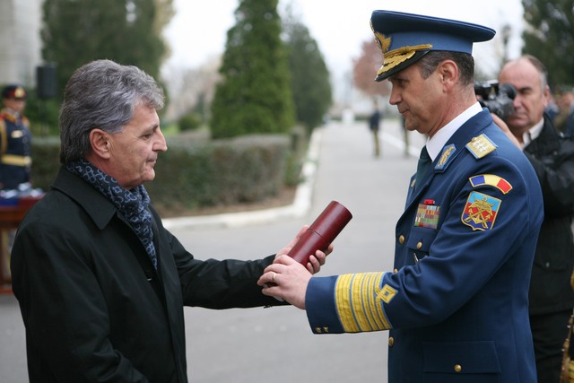 Aspect din timpul ceremoniei de decorare a drapelului de lupta a SMG - foto Valentin Ciobarca