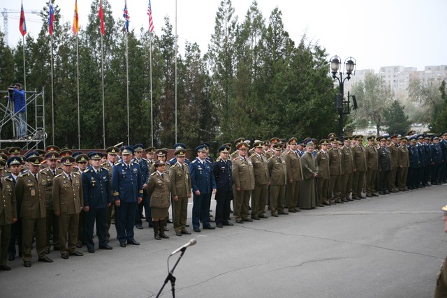 Aspect din timpul ceremoniei de decorare a drapelului de lupta a SMG - foto Valentin Ciobarca