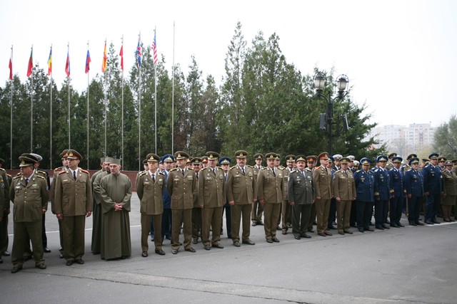 Aspect din timpul ceremoniei de decorare a drapelului de lupta a SMG - foto Valentin Ciobarca