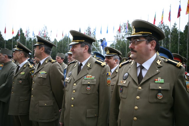 Aspect din timpul ceremoniei de decorare a drapelului de lupta a SMG - foto Valentin Ciobarca