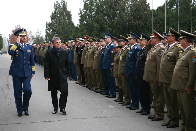 Aspect din timpul ceremoniei de decorare a drapelului de lupta a SMG - foto Valentin Ciobarca