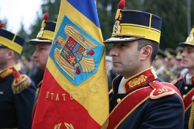 Aspect din timpul ceremoniei de decorare a drapelului de lupta a SMG - foto Valentin Ciobarca
