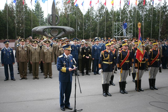 Aspect din timpul ceremoniei de decorare a drapelului de lupta a SMG - foto Valentin Ciobarca