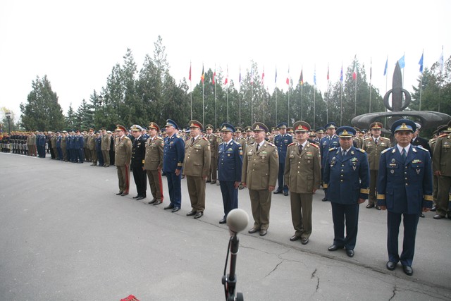 Aspect din timpul ceremoniei de decorare a drapelului de lupta a SMG - foto Petrica Mihalache