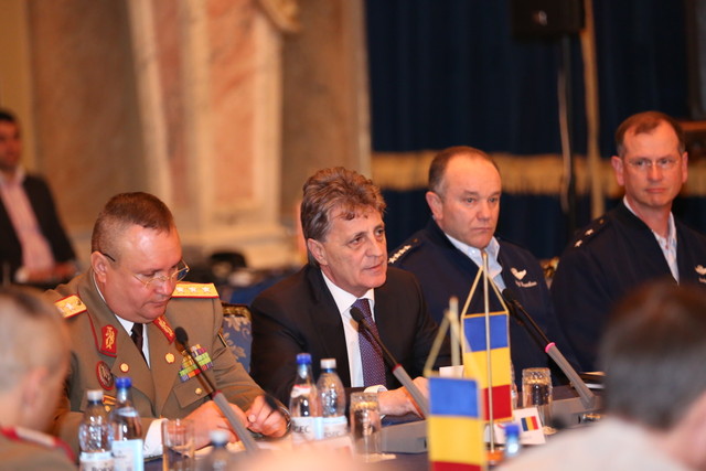 Ministrul Mircea Dusa, la deschiderea conferintei Comandamentului European al Fortelor Armate ale Statelor Unite ale Americii - foto Valentin Ciobirca