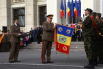 Seful SMG decoreaza Drapelul de lupta al Statului Major al Fortelor Terestre - foto Cristian Surugiu