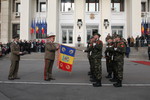 Seful SMG decoreaza Drapelul de lupta al Statului Major al Fortelor Terestre - foto Eugen Mihai
