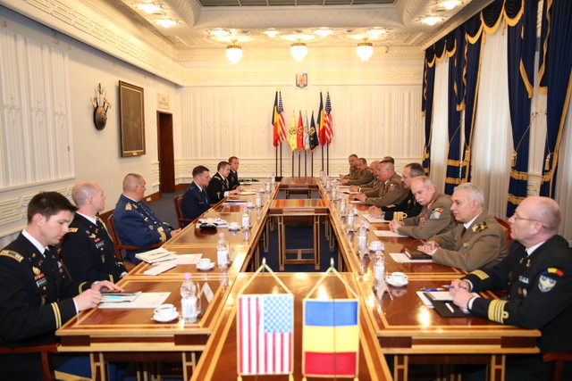 Aspecte din timpul discuțiilor - foto Valentin Ciobirca