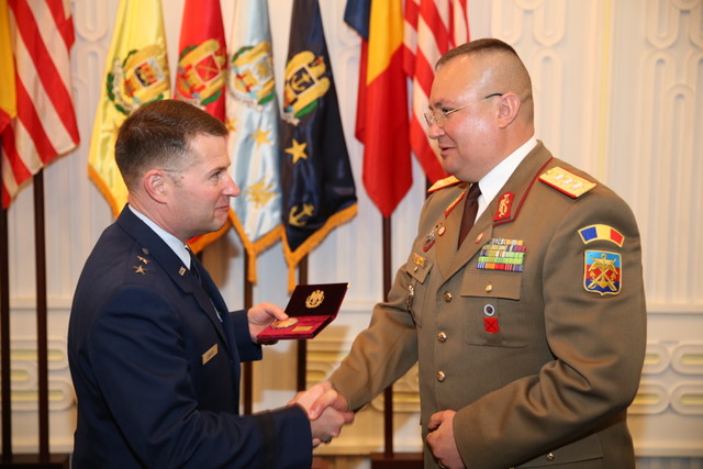 Schimb de cadouri oficiale intre generalul-locotenent Nicolae Ciuca și generalul-maior Gregory Lengyel - foto Valentin Ciobirca