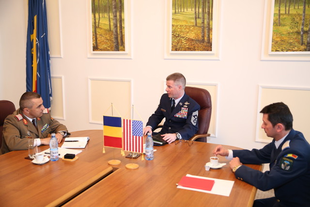 Discuții de stat major intre consilierii pentru problemele maiștrilor militari și subofiterilor ai șefului Statului Major General  și comdandatului Componentei de Operații Speciale - foto Valentin Ciobirca