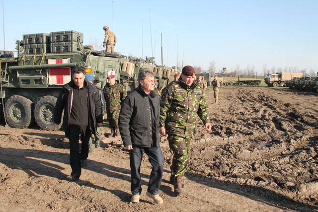 Personalul si tehnica alertate in Poligonul Smardan - foto Eugen Mihai