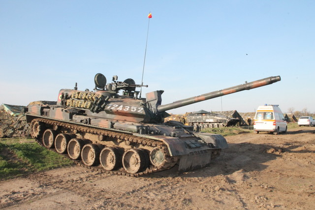 Personalul si tehnica alertate in Poligonul Smardan - foto Eugen Mihai