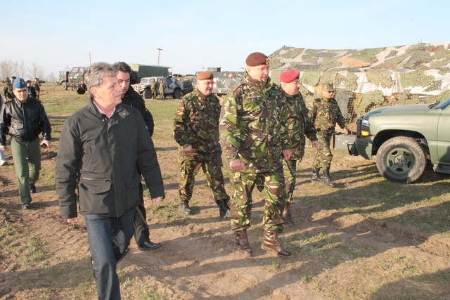 Personalul si tehnica alertate in Poligonul Smardan - foto Eugen Mihai