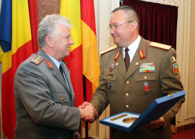 Schimb de cadouri oficiale intre generalul-locotenent Nicolae Ciuca și generalul Volker Wieker - foto Eugen Mihai