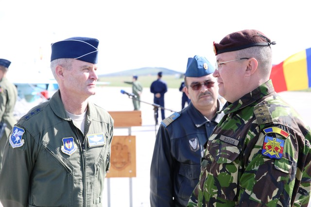 Generalul-locotenent Nicolae Ciuca,  șeful Statului Major General discutand cu generalul-locotenent Daryl Robertson, comandantul Fortelor Aeriene Americane din Europa - foto Valentin Ciobirca
