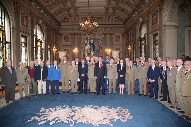 MInistrul Mircea Dusa impreuna cu veterani de razboi - foto Valentin Ciobarc