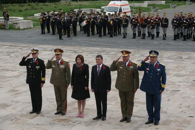 Conducerea M.Ap.N. depune o coroana de flori la Monumentul Eroilor Patriei - foto Petrica Mihalache