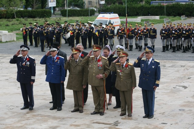 Veteranii de razboi depun o coroana de flori - foto Petrica Mihalache