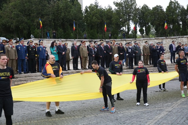 Aspect din timpul ceremoniei dedicate Zilei Veteranilor de Razboi - foto Valentin Ciobirca