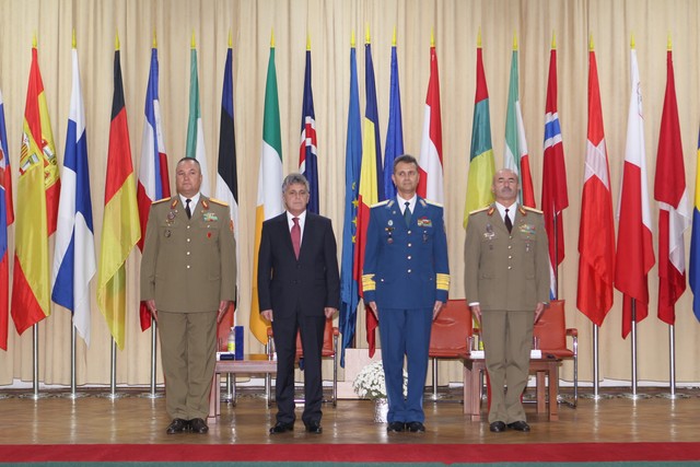 Aspect din timpul ceremoniei militare de predare-primire a comenzii Statului Major al Fortelor Terestre - foto Valentin Ciobarca
