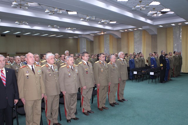 Aspect din timpul ceremoniei militare - foto Valentin Ciobarca