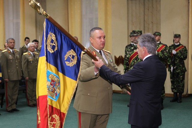 Aspect din timpul ceremoniei militare de predare-primire a comenzii Statului Major al Fortelor Terestre - foto Valentin Ciobarca