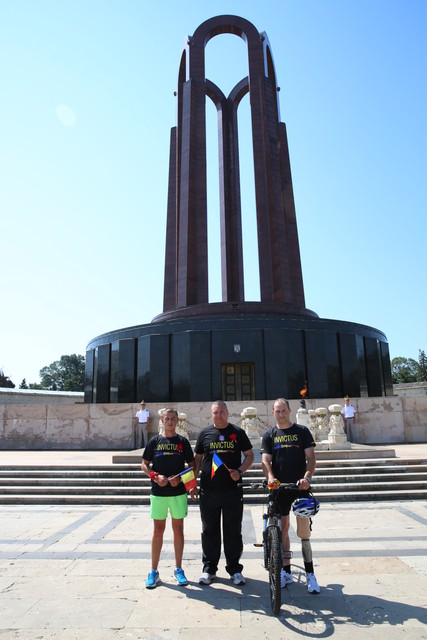 Șeful Statului Major General alaturi de plutonierul-adjutant Costi Slaniceanu și sergentul-major Marian Nicula la predarea ștafetei - foto Valentin Ciobirca