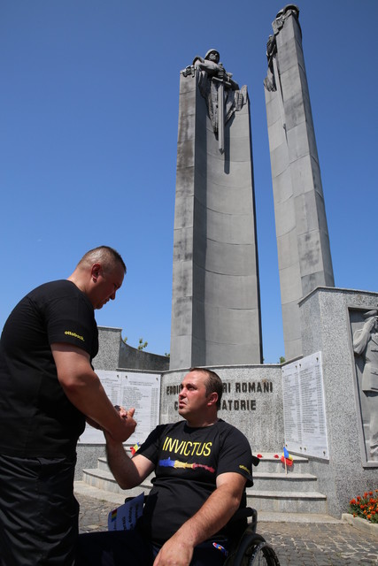 Generalul-locotenent Nicolae Ciuca il felicita pe sergentul-major Ionuț Butoi -  foto Valentin Ciobirca
