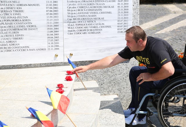 Sergentul-major Ionuț Butoi, aduce un omagiu camarazilor cazuți la datorie - foto Valentin Ciobirca