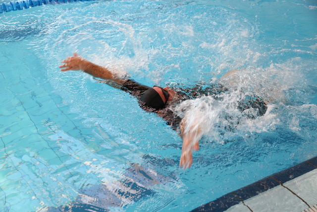 Sergentul-major Ionut Butoi, militar grav ranit in Afganistan, imobilizat in fotoliul rulant, a deschis triatlonul si a inotat alaturi de camarazii sai din grupul Invictus la Bazinul olimpic de polo si natatie al Complexului Sportiv Steaua - foto Valentin Ciobirca