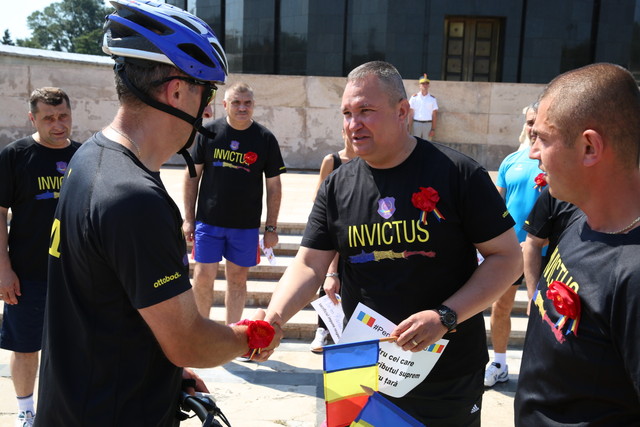 Șeful Statului Major General il felicita pe plutonierul-adjutant Costi Slaniceanu, la finalul probei de ciclism - foto Valentin Ciobirca
