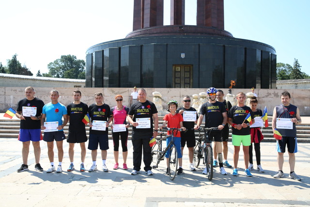 Fotografie de grup la Monumentul Ostașului Necunoscut - foto Valentin Ciobirca