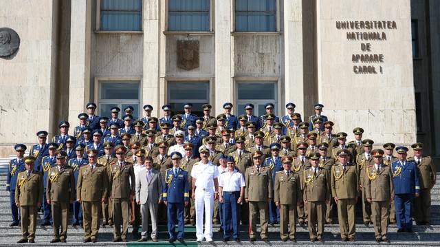 Fotografie de grup cu absolvenții facultatilor de comanda si stat major, de securitate si aparare - foto Valentin Ciobirca