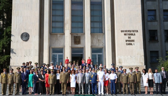 Fotografie de grup absolvenții Colegiului National de Aparare - foto Valentin Ciobirca