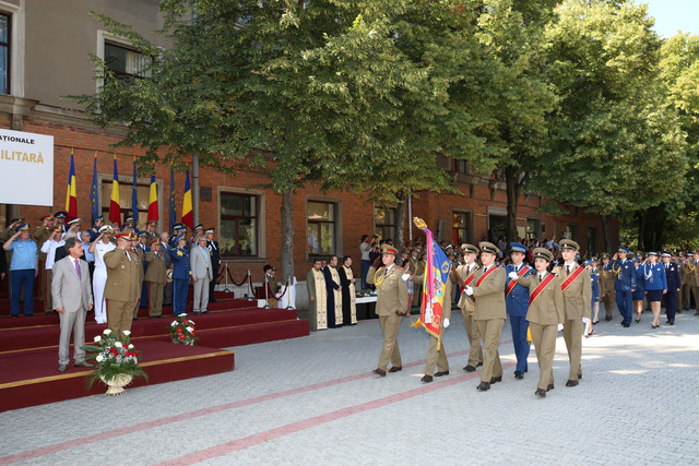 Defilarea absolvenților Academiei Tehnice Militare (foto: Vali Ciobirca)
