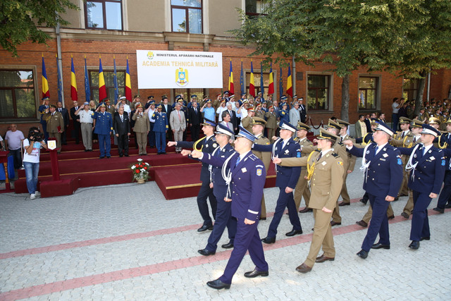 Defilarea absolvenților Academiei Tehnice Militare (foto: Vali Ciobirca)