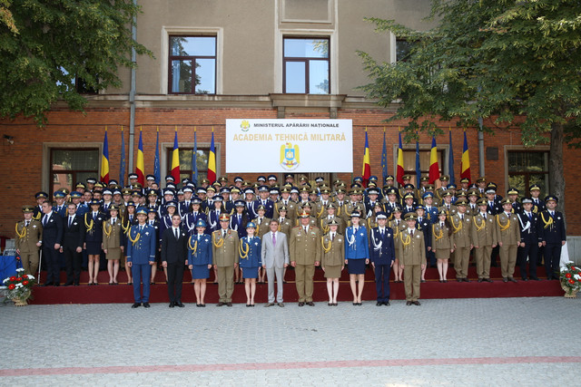 Șeful SMG, alaturi de promoția de absolvenți a Academiei Tehnice Militare (foto: Vali Ciobirca)